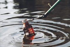 Klem voor diverse watermonsterflessen